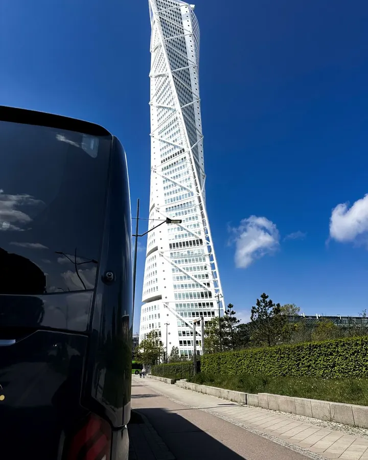 Öckeröbussarnas buss vid Turning Torso i Malmö