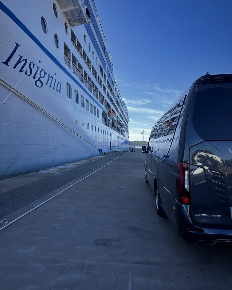 Öckeröbussarnas Mercedes Sprinter sedd bakifrån vid kryssningsfartyget Insignia.