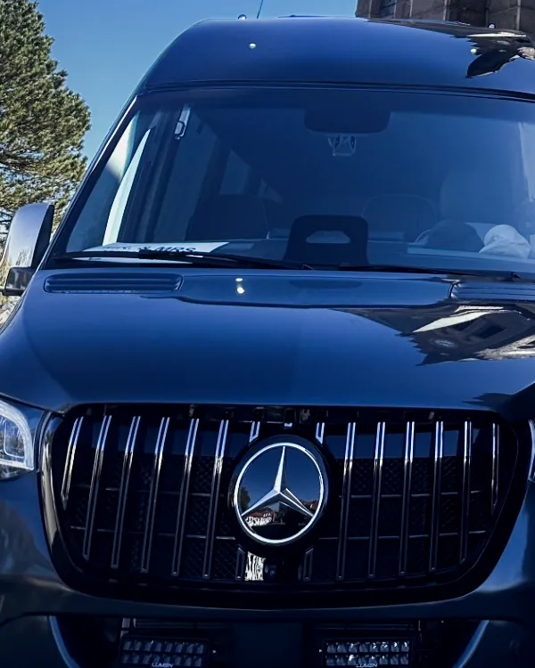 Mercedes-emblemet på den svarta Sprinterns front.